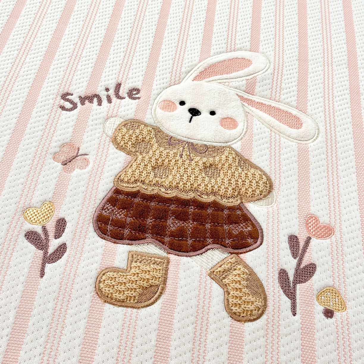 91家纺网 家纺一手货源 找家纺 （总）蓝邻家纺 2026春夏新款PE提花贴布绣凉席席子-场景二