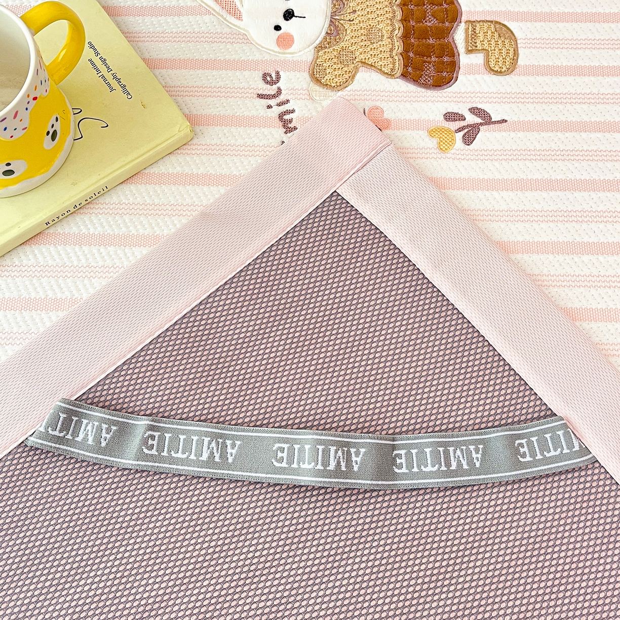 91家纺网 家纺一手货源 找家纺 （总）蓝邻家纺 2026春夏新款PE提花贴布绣凉席席子-场景二