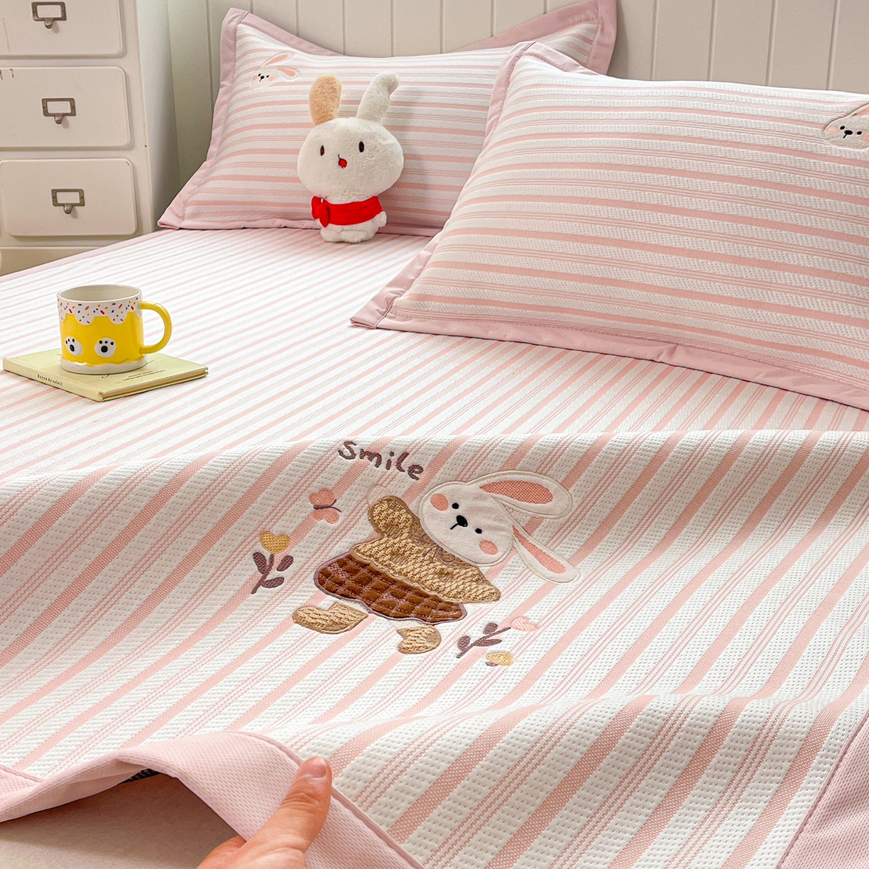 91家纺网 家纺一手货源 找家纺 （总）蓝邻家纺 2026春夏新款PE提花贴布绣凉席席子-场景二