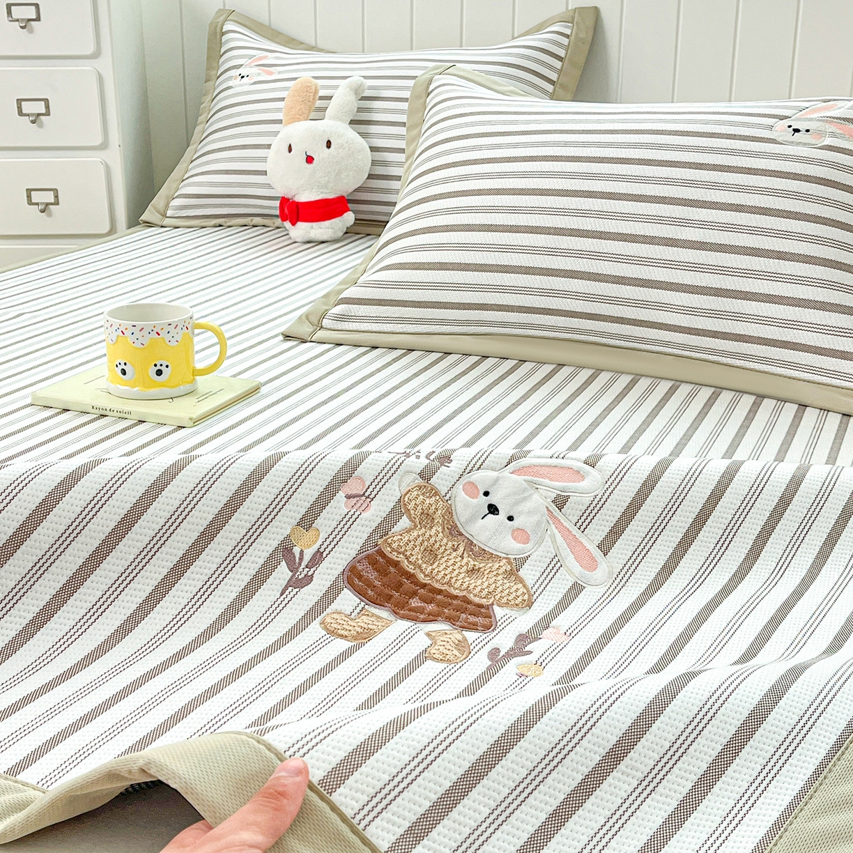 91家纺网 家纺一手货源 找家纺 （总）蓝邻家纺 2026春夏新款PE提花贴布绣凉席席子-场景二