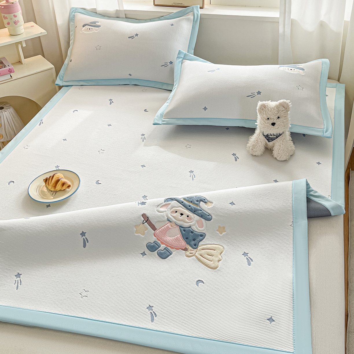 91家纺网 家纺一手货源 找家纺 （总）蓝邻家纺 2026春夏新款PE提花贴布绣凉席席子-场景二