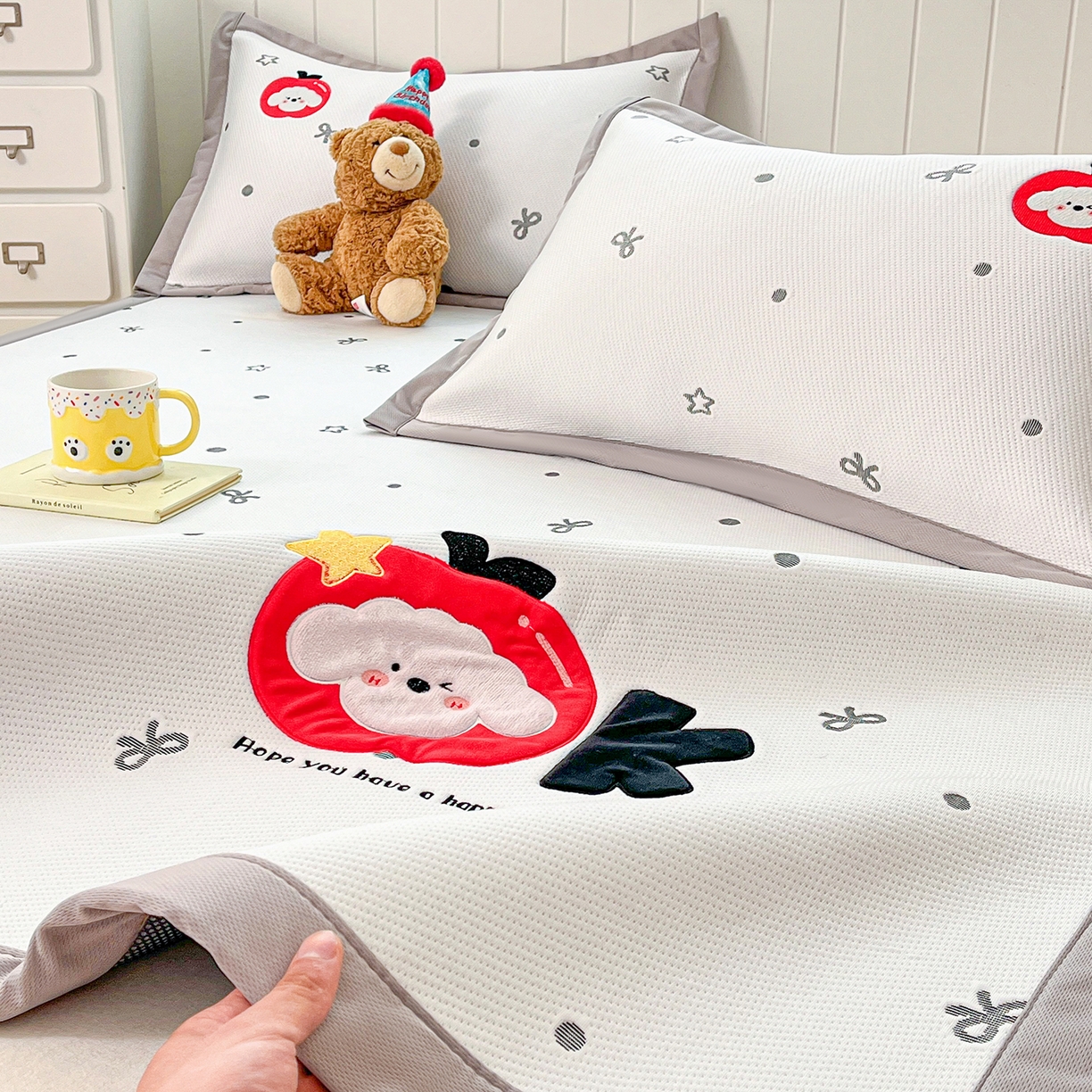 91家纺网 家纺一手货源 找家纺 （总）蓝邻家纺 2026春夏新款PE提花贴布绣凉席席子-场景二