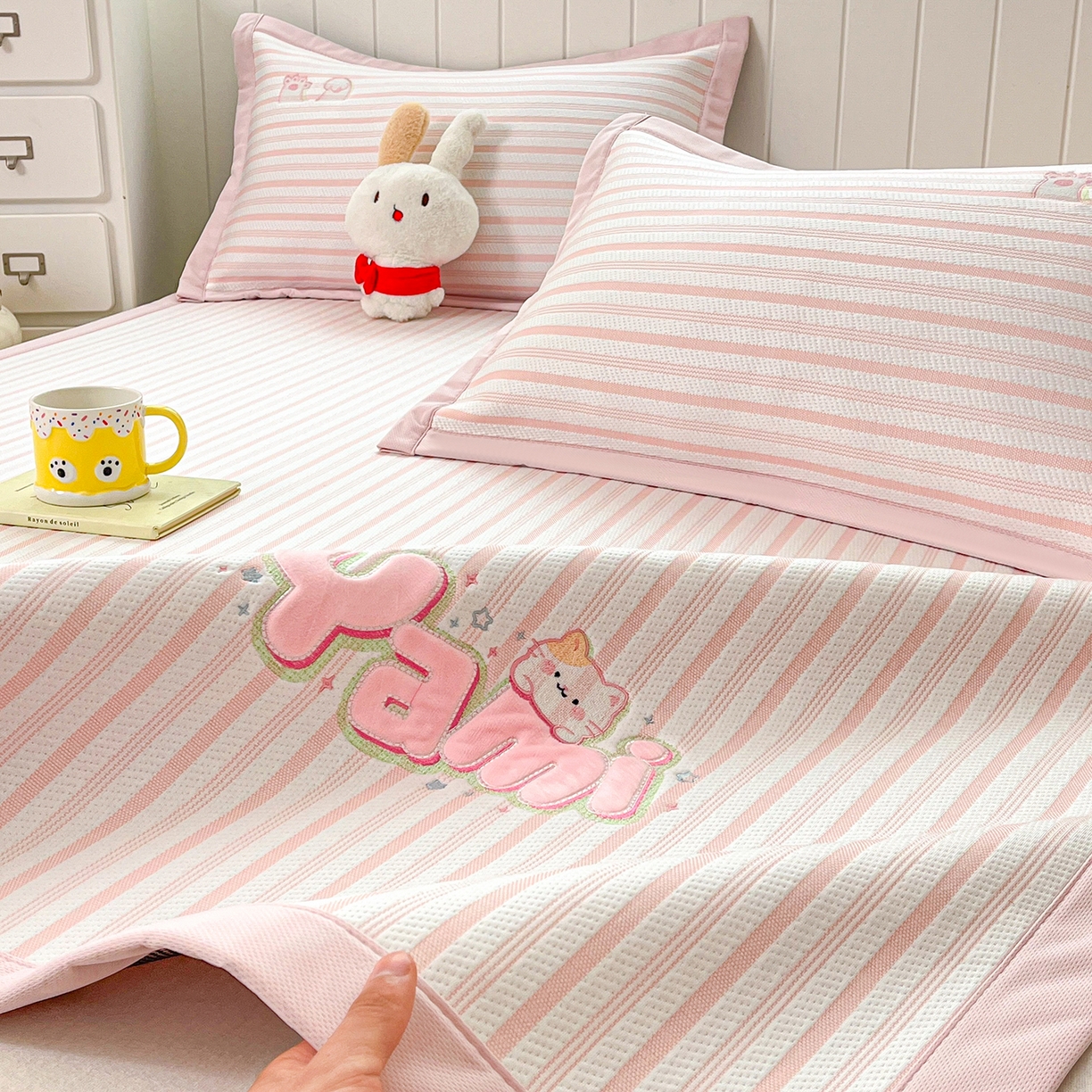 91家纺网 家纺一手货源 找家纺 （总）蓝邻家纺 2026春夏新款PE提花贴布绣凉席席子-场景二