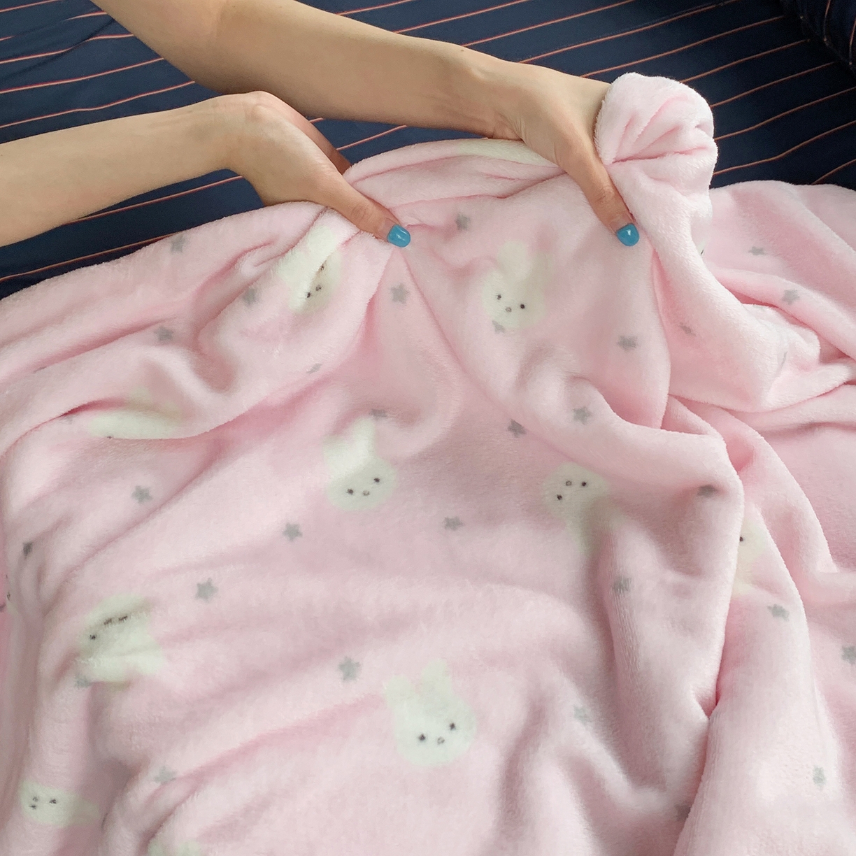 91家纺网 家纺一手货源 找家纺 桃喜 2026新款330g双面印花牛奶绒毛毯毯子 粉色星星兔