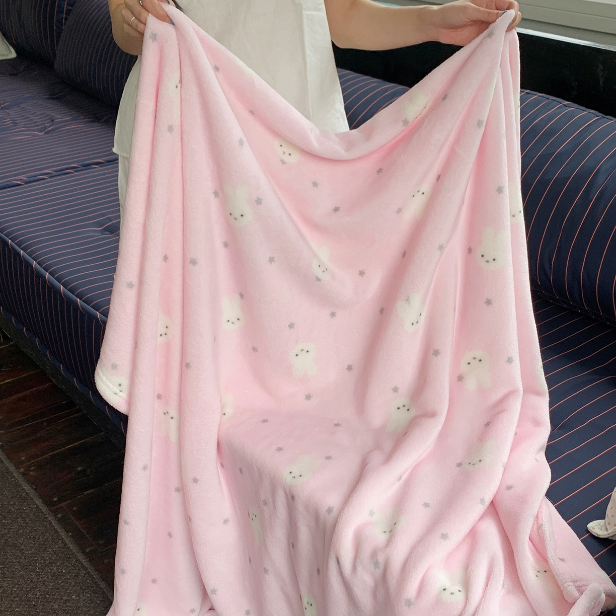 91家纺网 家纺一手货源 找家纺 桃喜 2026新款330g双面印花牛奶绒毛毯毯子 粉色星星兔