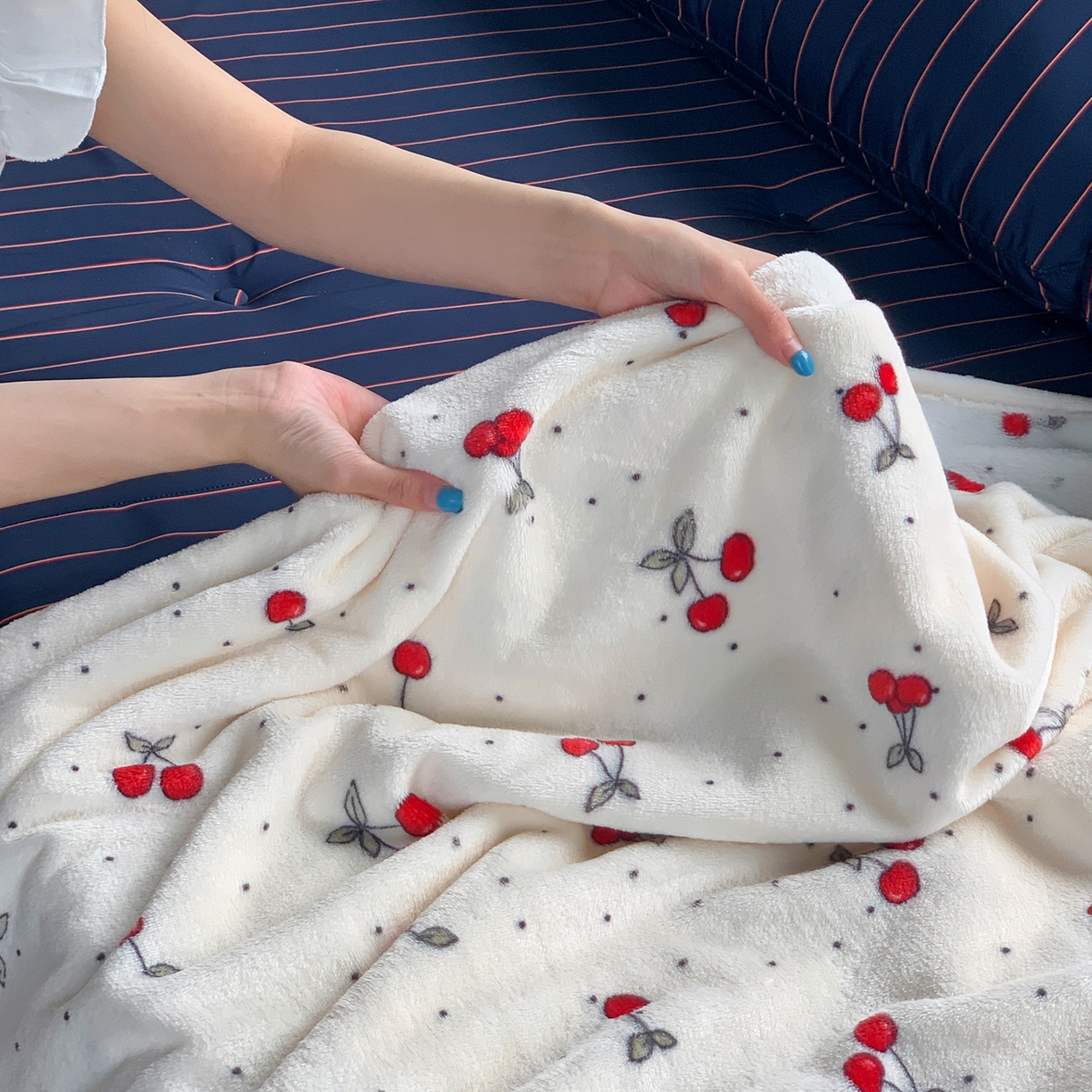 91家纺网 家纺一手货源 找家纺 桃喜 2026新款330g双面印花牛奶绒毛毯毯子 复古樱桃