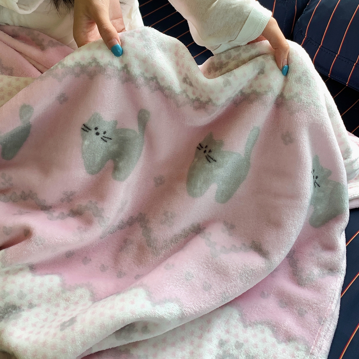 91家纺网 家纺一手货源 找家纺 桃喜 2026新款330g双面印花牛奶绒毛毯毯子 费尔岛小猫