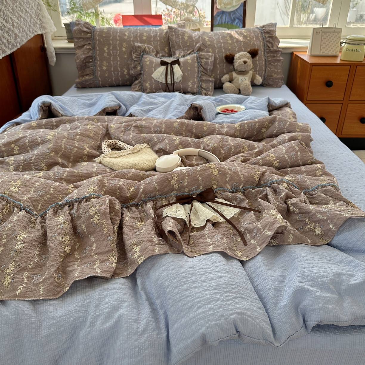 91家纺网 家纺一手货源 找家纺 栩裕纺织 2026新款提花泡芙棉立体花边简约韩系夏被-夏被三件套四件套 暖棕清蓝