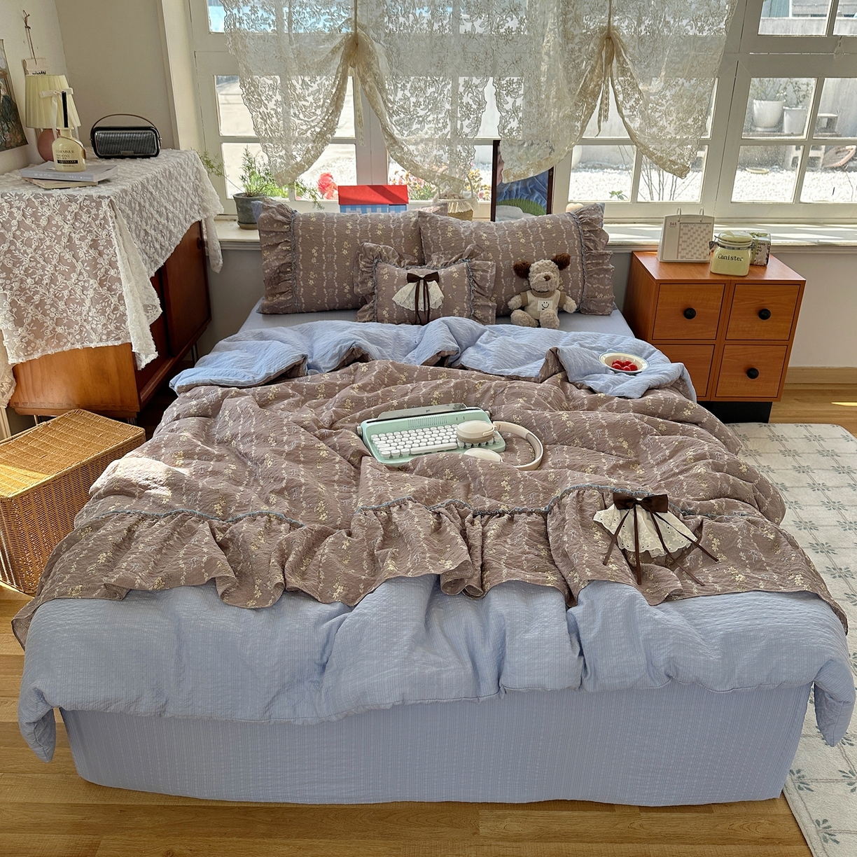 91家纺网 家纺一手货源 找家纺 栩裕纺织 2026新款提花泡芙棉立体花边简约韩系夏被-夏被三件套四件套 暖棕清蓝