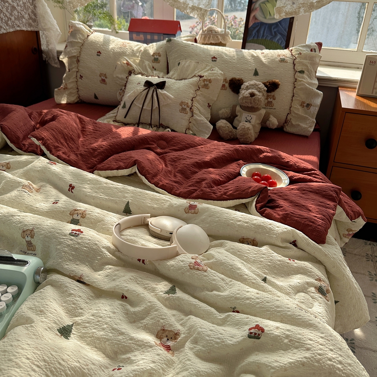 91家纺网 家纺一手货源 找家纺 栩裕纺织 2026新款提花泡芙棉立体花边简约韩系夏被-夏被三件套四件套 奶熊柔居