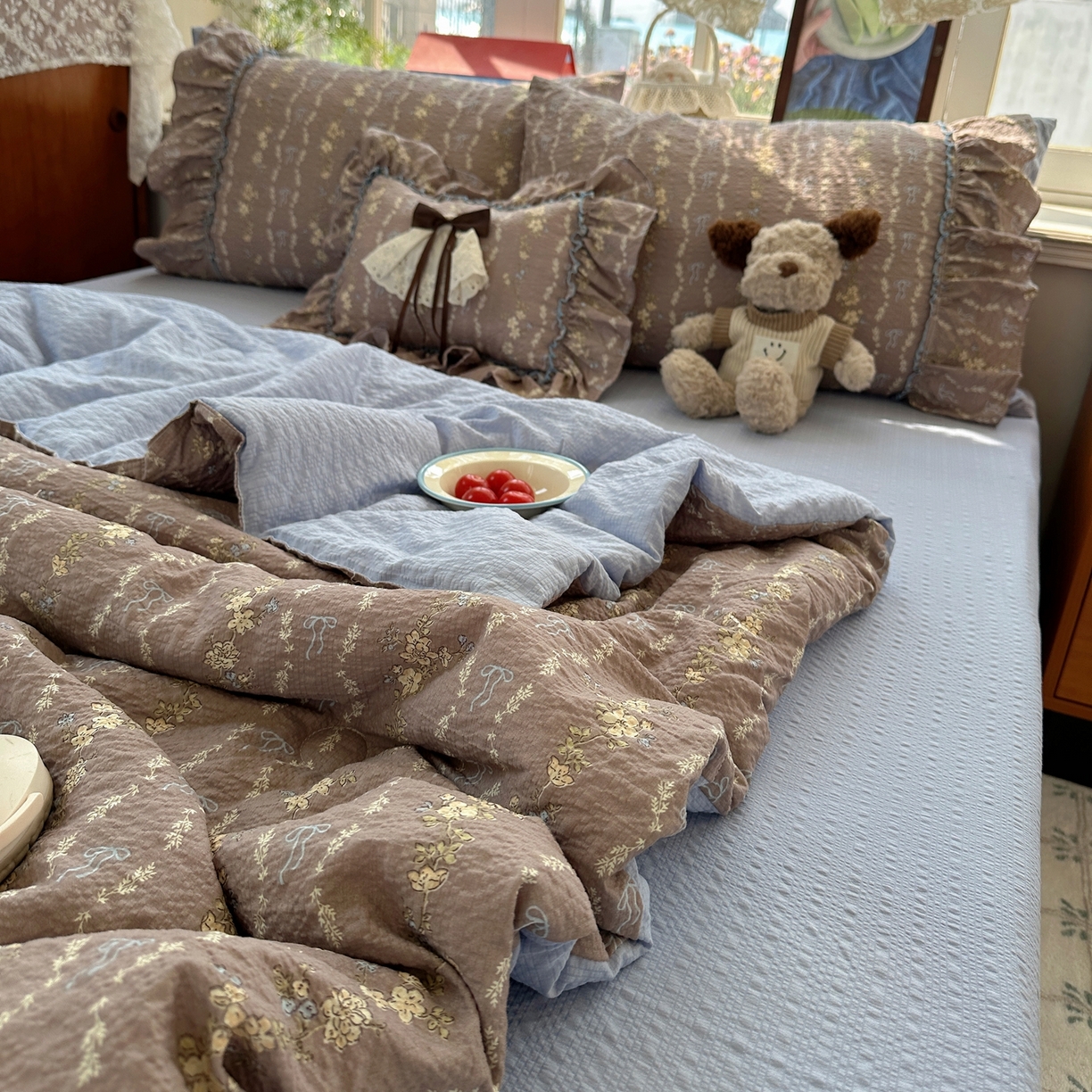 91家纺网 家纺一手货源 找家纺 栩裕纺织 2026新款提花泡芙棉立体花边简约韩系夏被-夏被三件套四件套 暖棕清蓝