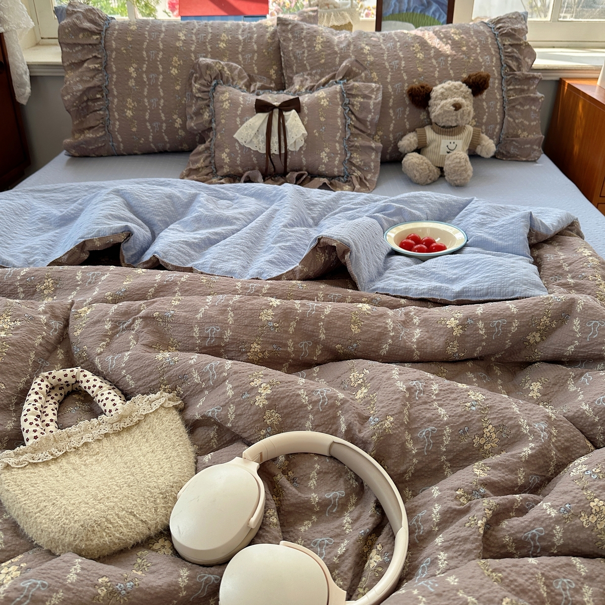 91家纺网 家纺一手货源 找家纺 栩裕纺织 2026新款提花泡芙棉立体花边简约韩系夏被-夏被三件套四件套 暖棕清蓝