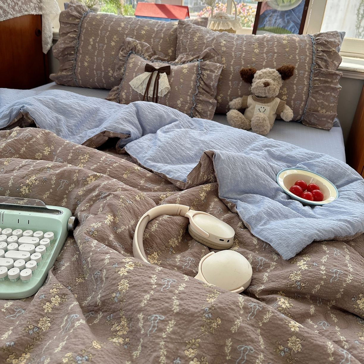 91家纺网 家纺一手货源 找家纺 栩裕纺织 2026新款提花泡芙棉立体花边简约韩系夏被-夏被三件套四件套 暖棕清蓝