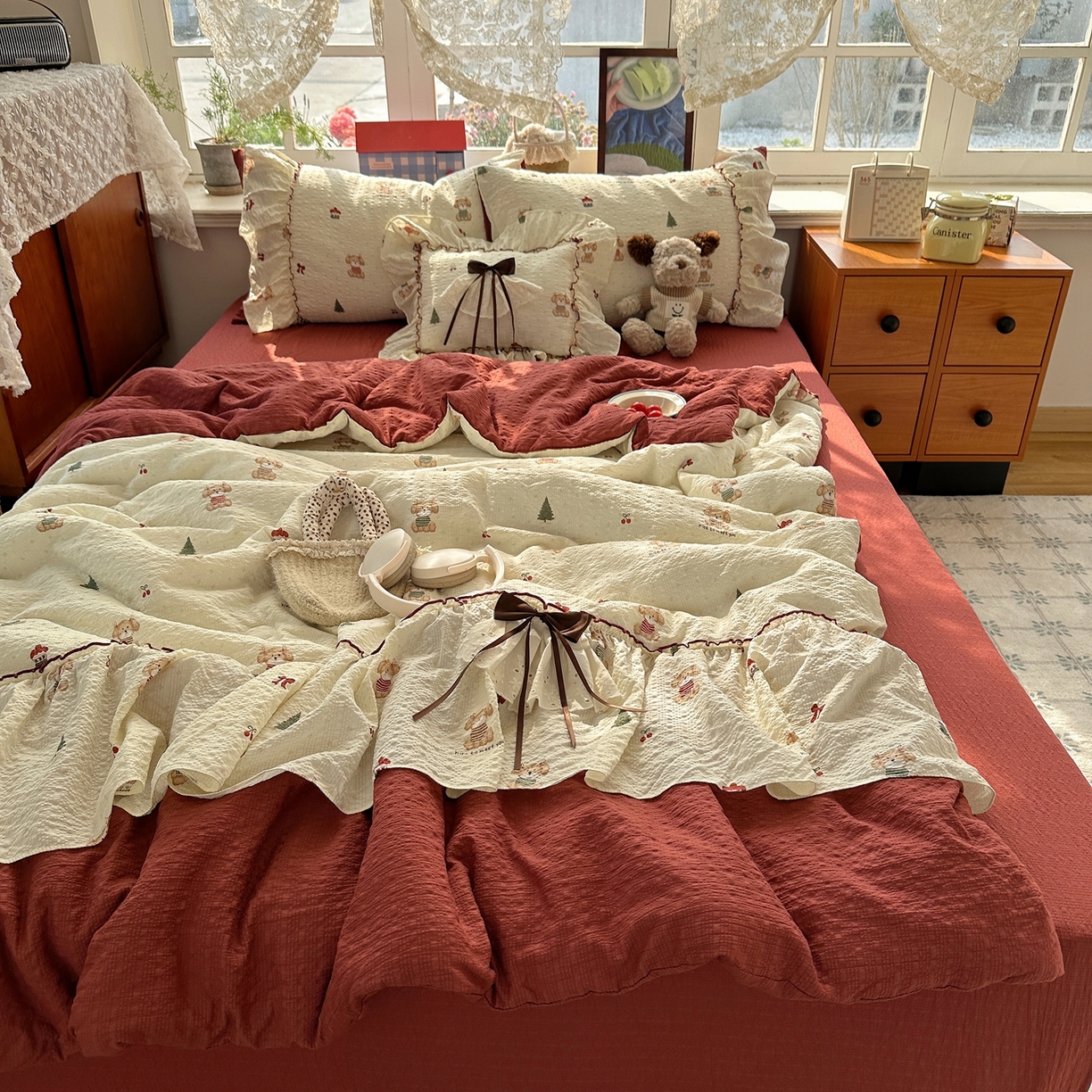 91家纺网 家纺一手货源 找家纺 栩裕纺织 2026新款提花泡芙棉立体花边简约韩系夏被-夏被三件套四件套 奶熊柔居