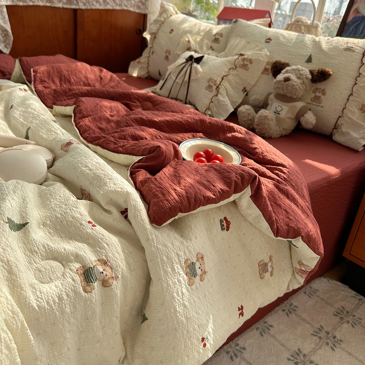 91家纺网 家纺一手货源 找家纺 栩裕纺织 2026新款提花泡芙棉立体花边简约韩系夏被-夏被三件套四件套 奶熊柔居