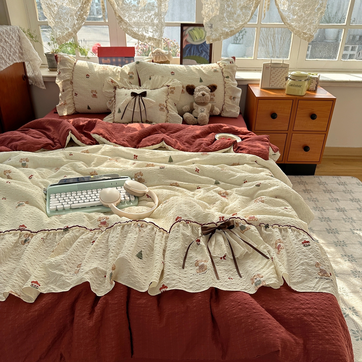 91家纺网 家纺一手货源 找家纺 栩裕纺织 2026新款提花泡芙棉立体花边简约韩系夏被-夏被三件套四件套 奶熊柔居