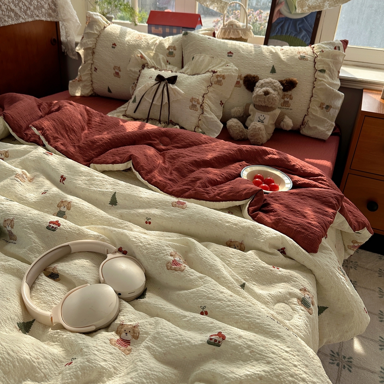 91家纺网 家纺一手货源 找家纺 栩裕纺织 2026新款提花泡芙棉立体花边简约韩系夏被-夏被三件套四件套 奶熊柔居