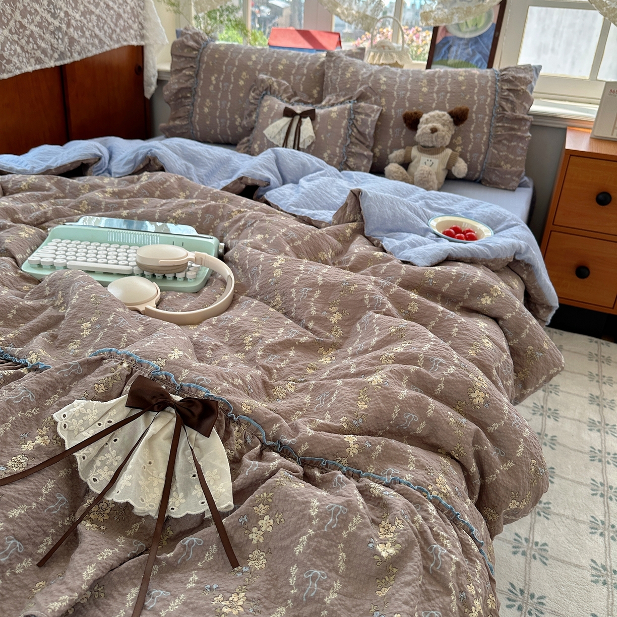 91家纺网 家纺一手货源 找家纺 栩裕纺织 2026新款提花泡芙棉立体花边简约韩系夏被-夏被三件套四件套 暖棕清蓝