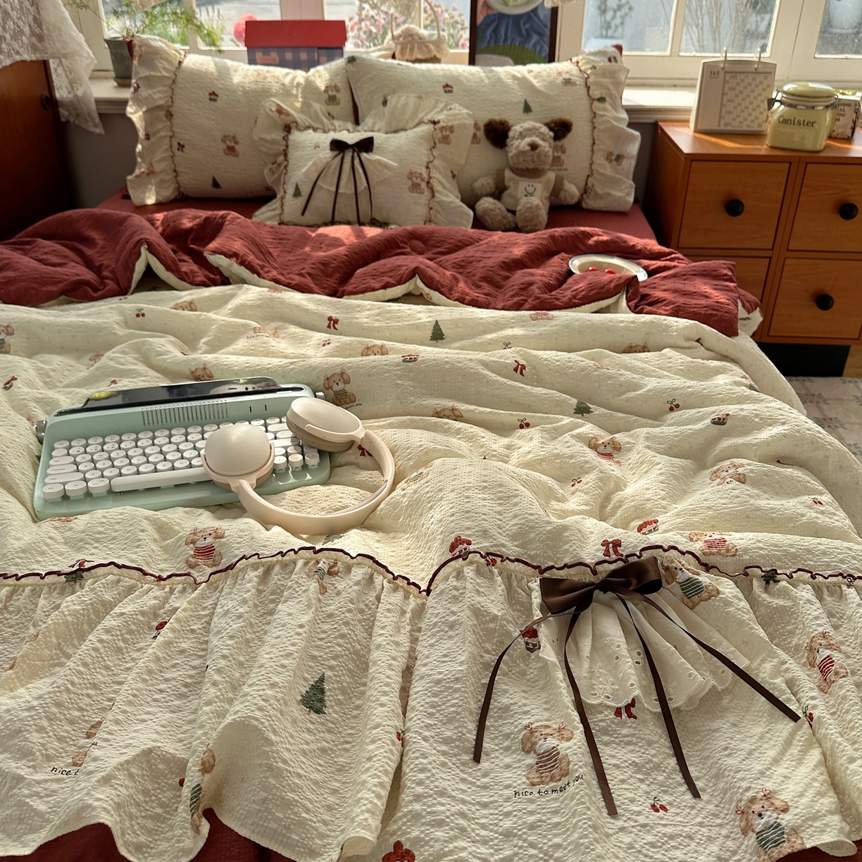 91家纺网 家纺一手货源 找家纺 栩裕纺织 2026新款提花泡芙棉立体花边简约韩系夏被-夏被三件套四件套 奶熊柔居