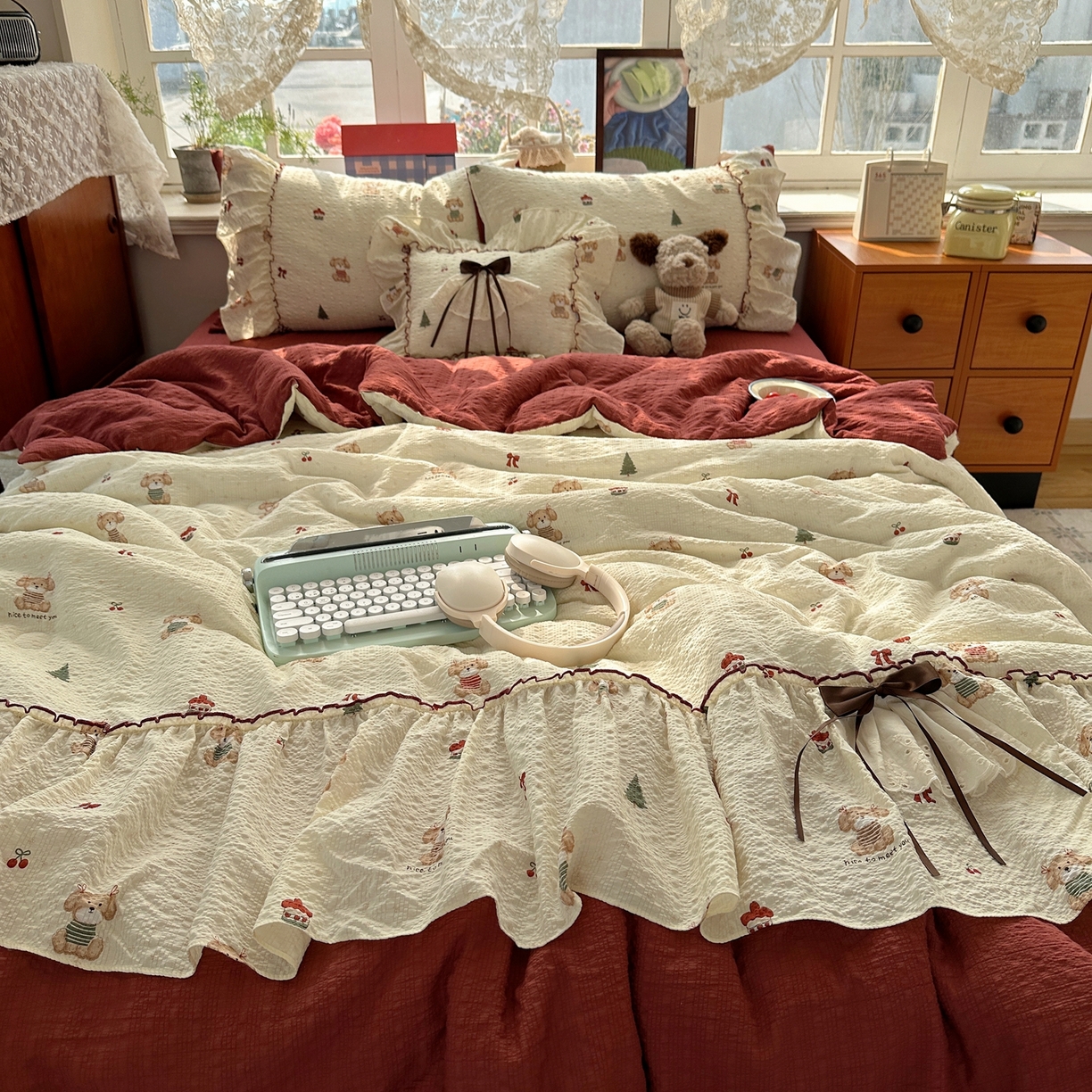 91家纺网 家纺一手货源 找家纺 栩裕纺织 2026新款提花泡芙棉立体花边简约韩系夏被-夏被三件套四件套 奶熊柔居