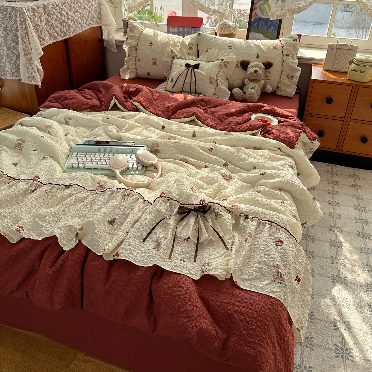 91家纺网 家纺一手货源 找家纺 栩裕纺织 2026新款提花泡芙棉立体花边简约韩系夏被-夏被三件套四件套 奶熊柔居