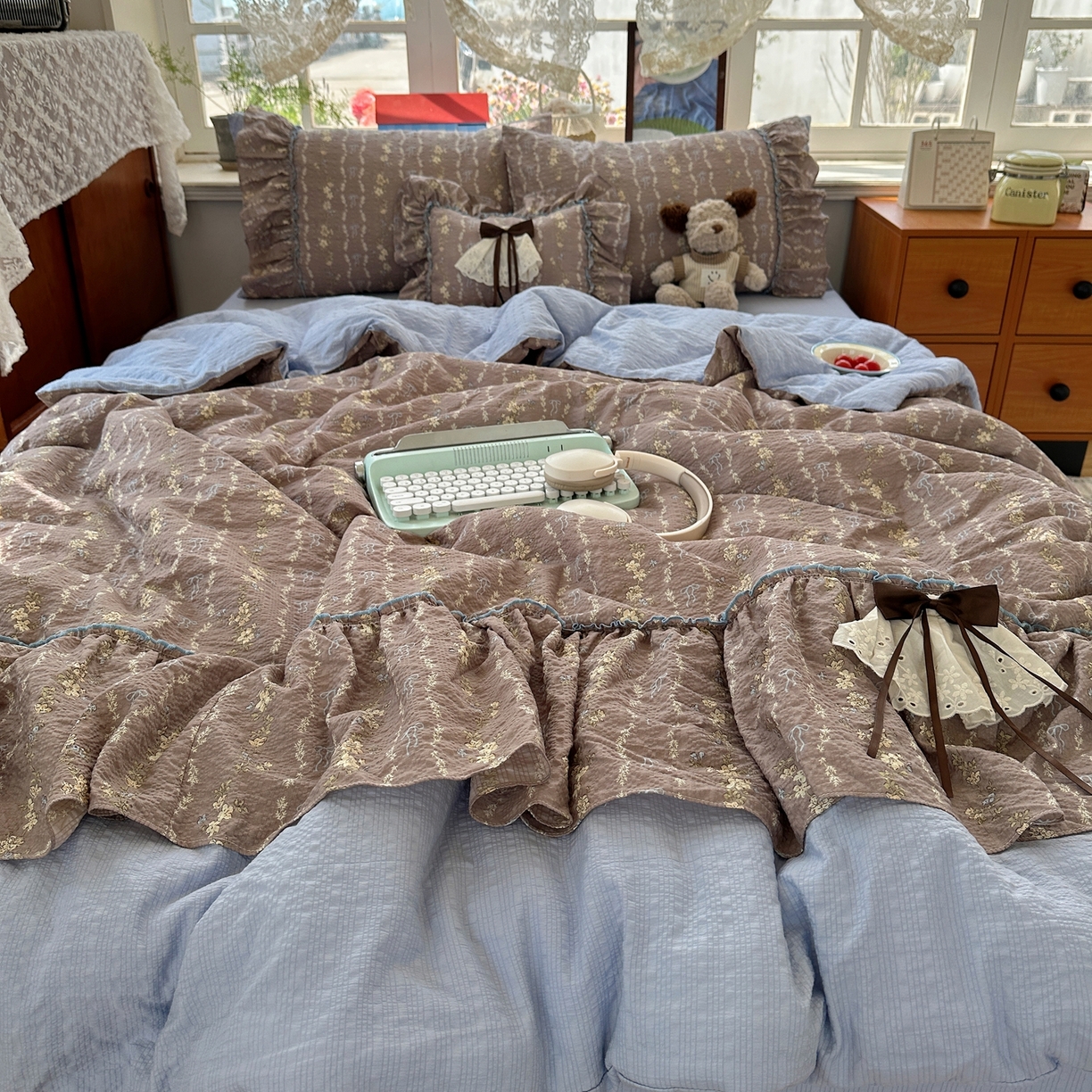 91家纺网 家纺一手货源 找家纺 栩裕纺织 2026新款提花泡芙棉立体花边简约韩系夏被-夏被三件套四件套 暖棕清蓝