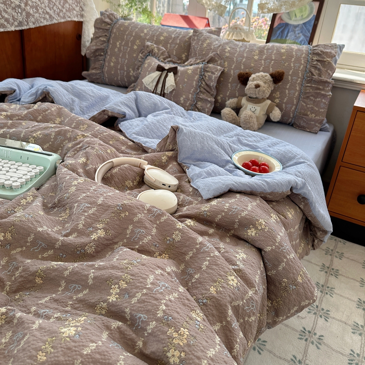 91家纺网 家纺一手货源 找家纺 栩裕纺织 2026新款提花泡芙棉立体花边简约韩系夏被-夏被三件套四件套 暖棕清蓝