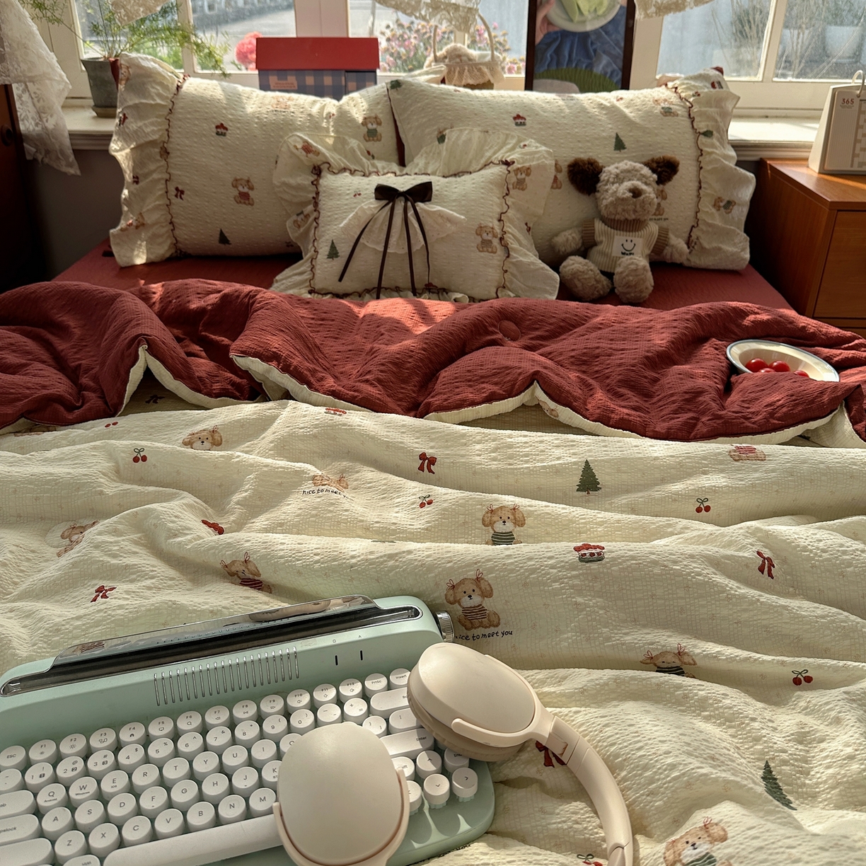 91家纺网 家纺一手货源 找家纺 栩裕纺织 2026新款提花泡芙棉立体花边简约韩系夏被-夏被三件套四件套 奶熊柔居