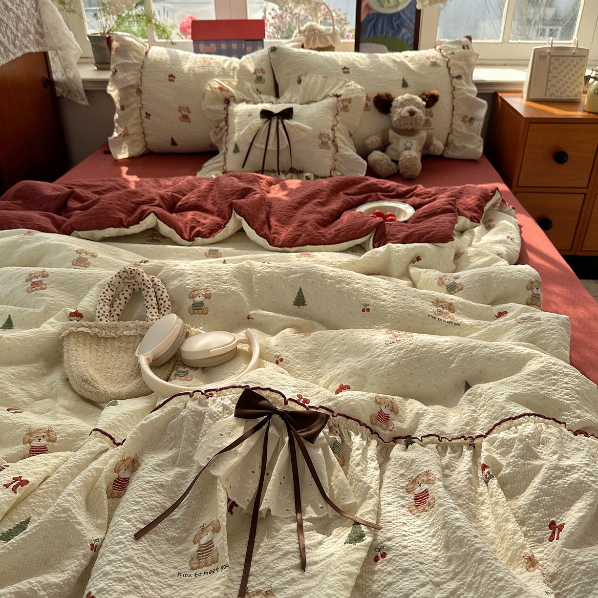 91家纺网 家纺一手货源 找家纺 栩裕纺织 2026新款提花泡芙棉立体花边简约韩系夏被-夏被三件套四件套 奶熊柔居