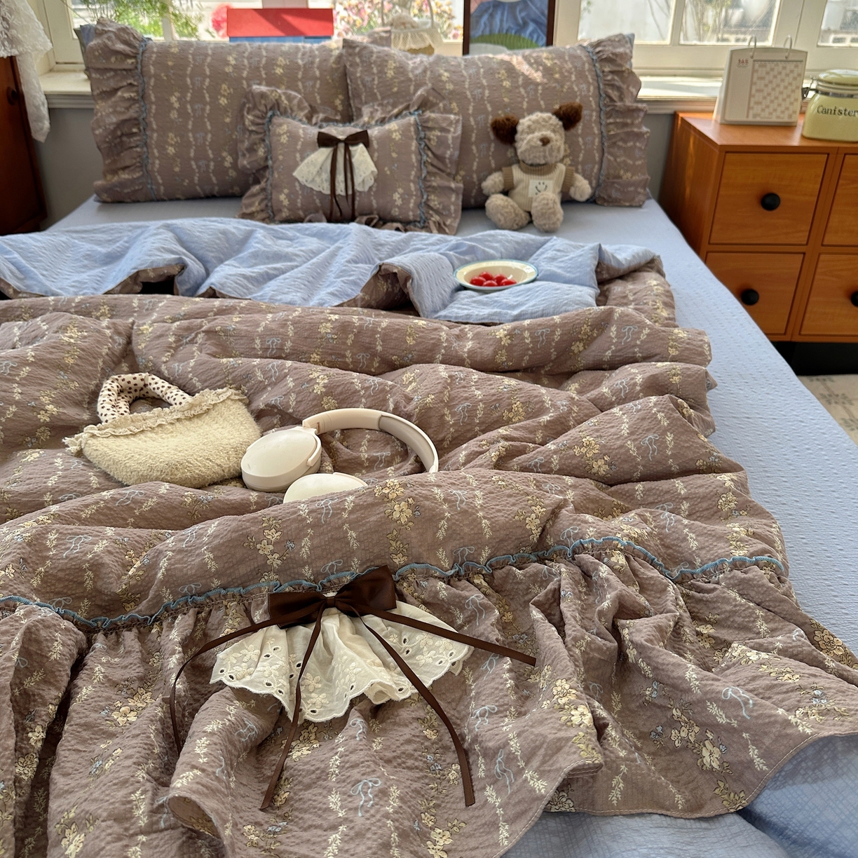 91家纺网 家纺一手货源 找家纺 栩裕纺织 2026新款提花泡芙棉立体花边简约韩系夏被-夏被三件套四件套 暖棕清蓝