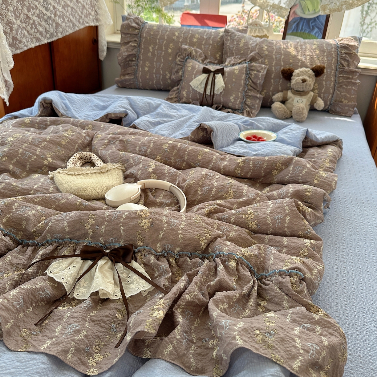 91家纺网 家纺一手货源 找家纺 栩裕纺织 2026新款提花泡芙棉立体花边简约韩系夏被-夏被三件套四件套 暖棕清蓝