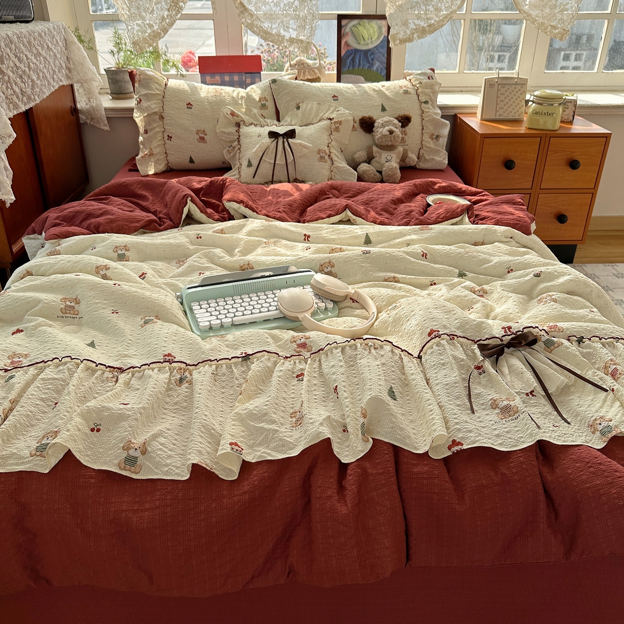 91家纺网 家纺一手货源 找家纺 栩裕纺织 2026新款提花泡芙棉立体花边简约韩系夏被-夏被三件套四件套 奶熊柔居