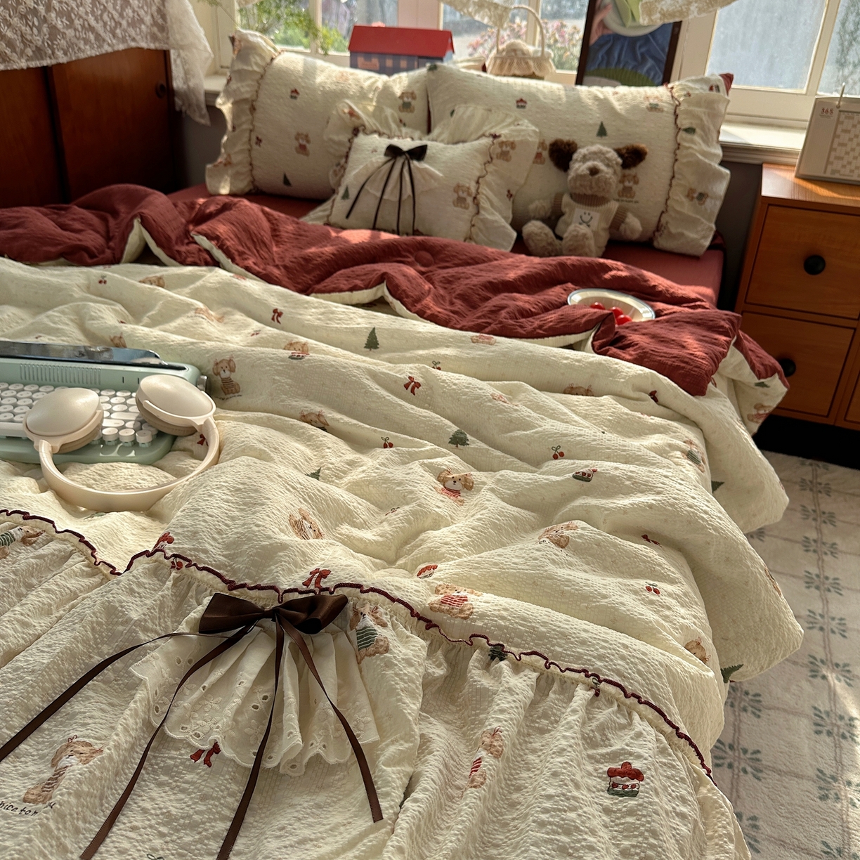 91家纺网 家纺一手货源 找家纺 栩裕纺织 2026新款提花泡芙棉立体花边简约韩系夏被-夏被三件套四件套 奶熊柔居