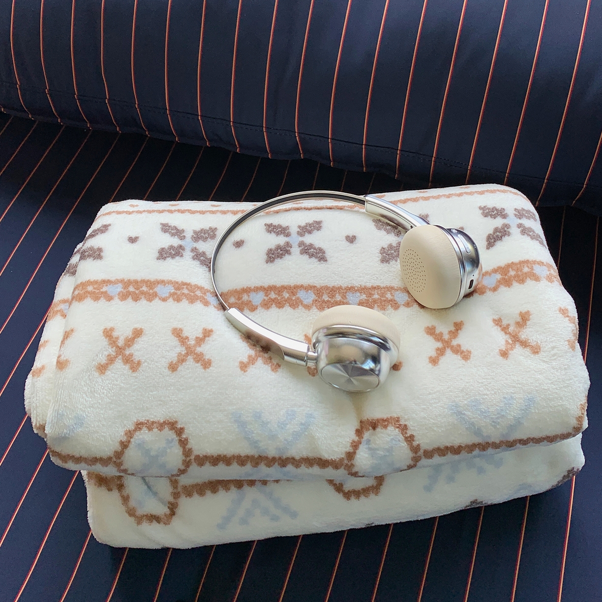 91家纺网 家纺一手货源 找家纺 桃喜 2026新款330g双面印花牛奶绒毛毯毯子 复古费尔岛