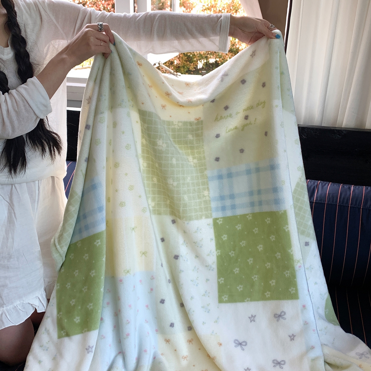 91家纺网 家纺一手货源 找家纺 桃喜 2026新款330g双面印花牛奶绒毛毯毯子 绿格拼布碎花