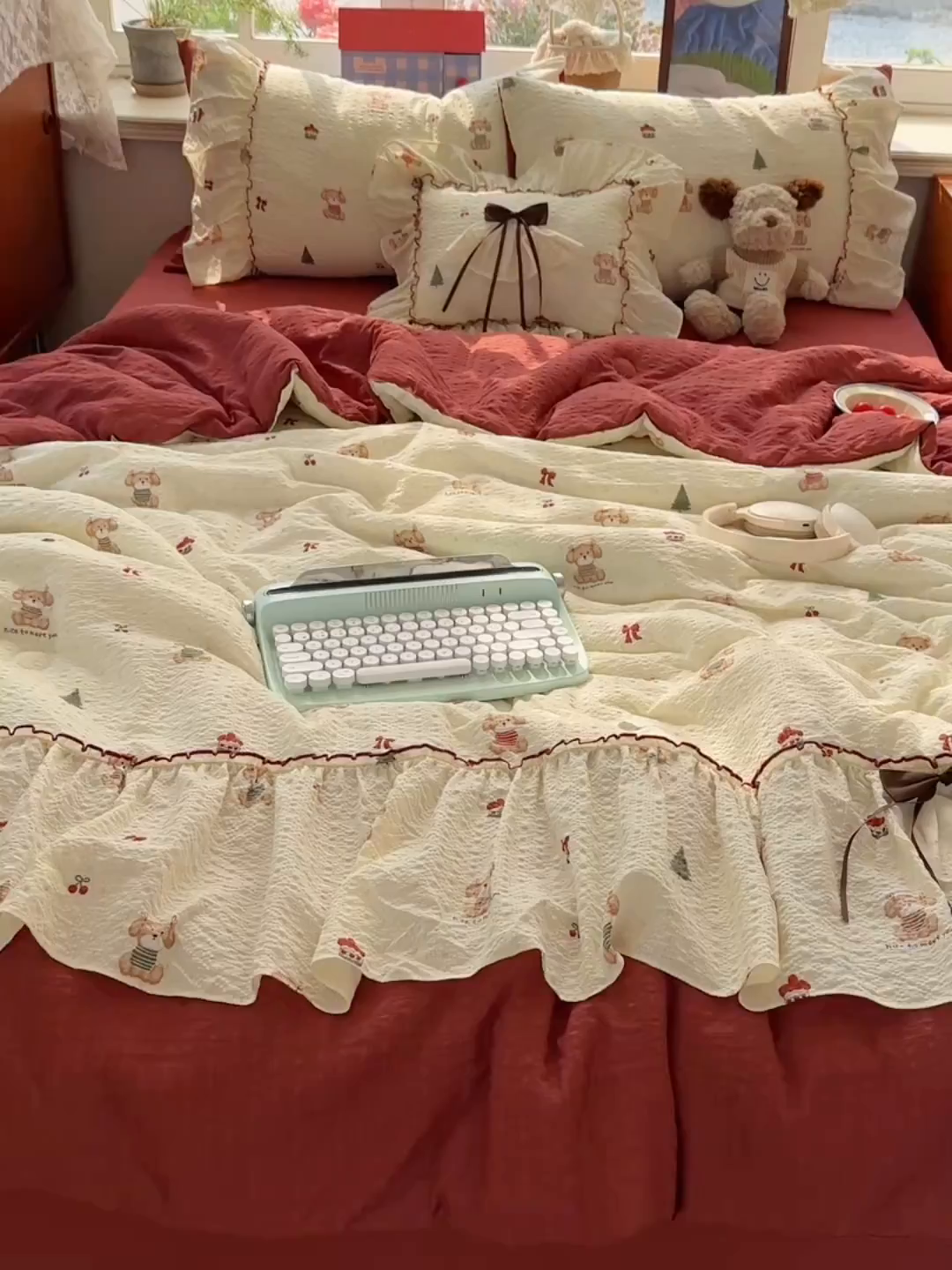 91家纺网 家纺一手货源 找家纺 栩裕纺织 2026新款提花泡芙棉立体花边简约韩系夏被-夏被三件套四件套 奶熊柔居