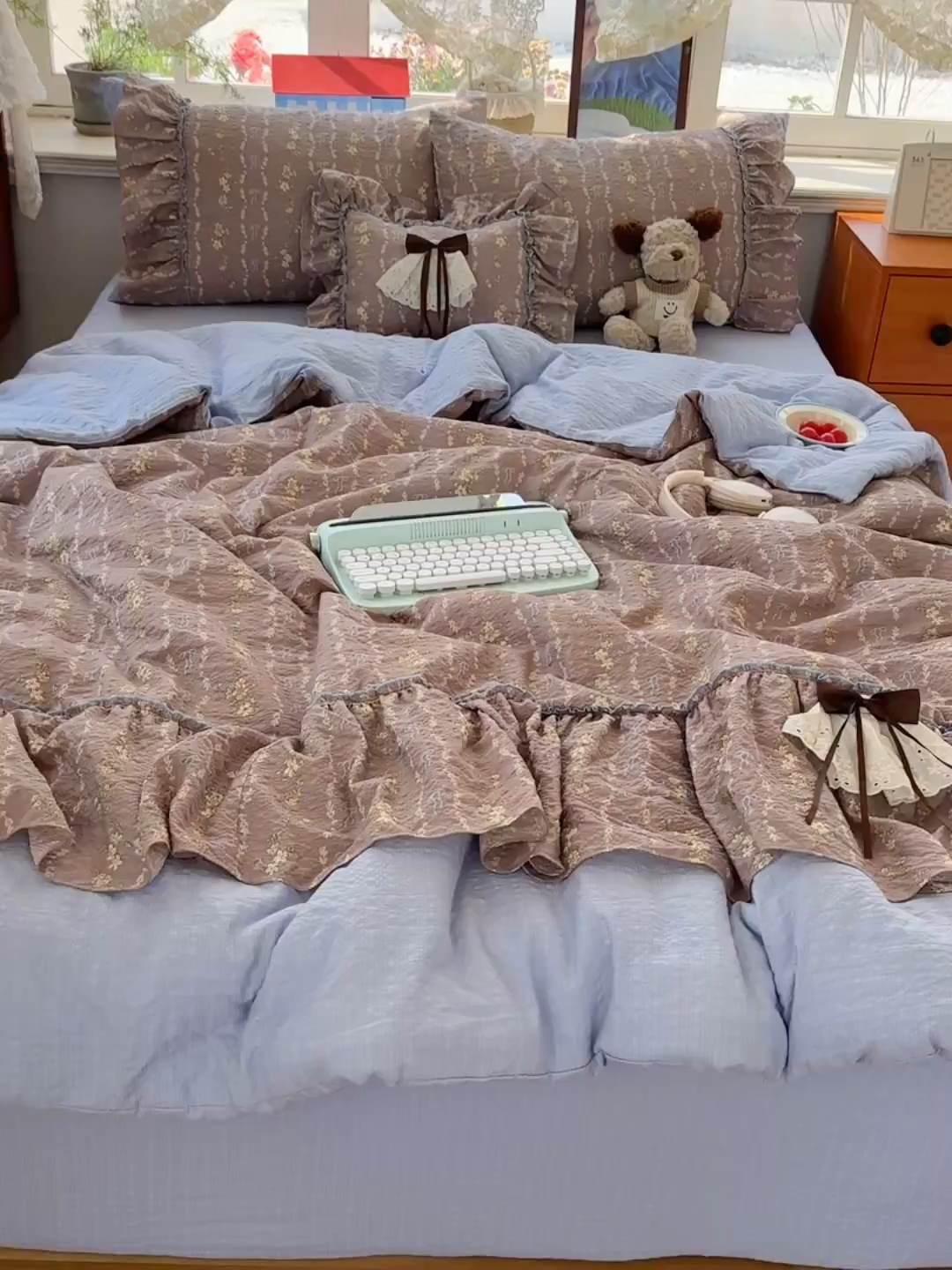 91家纺网 家纺一手货源 找家纺 栩裕纺织 2026新款提花泡芙棉立体花边简约韩系夏被-夏被三件套四件套 暖棕清蓝