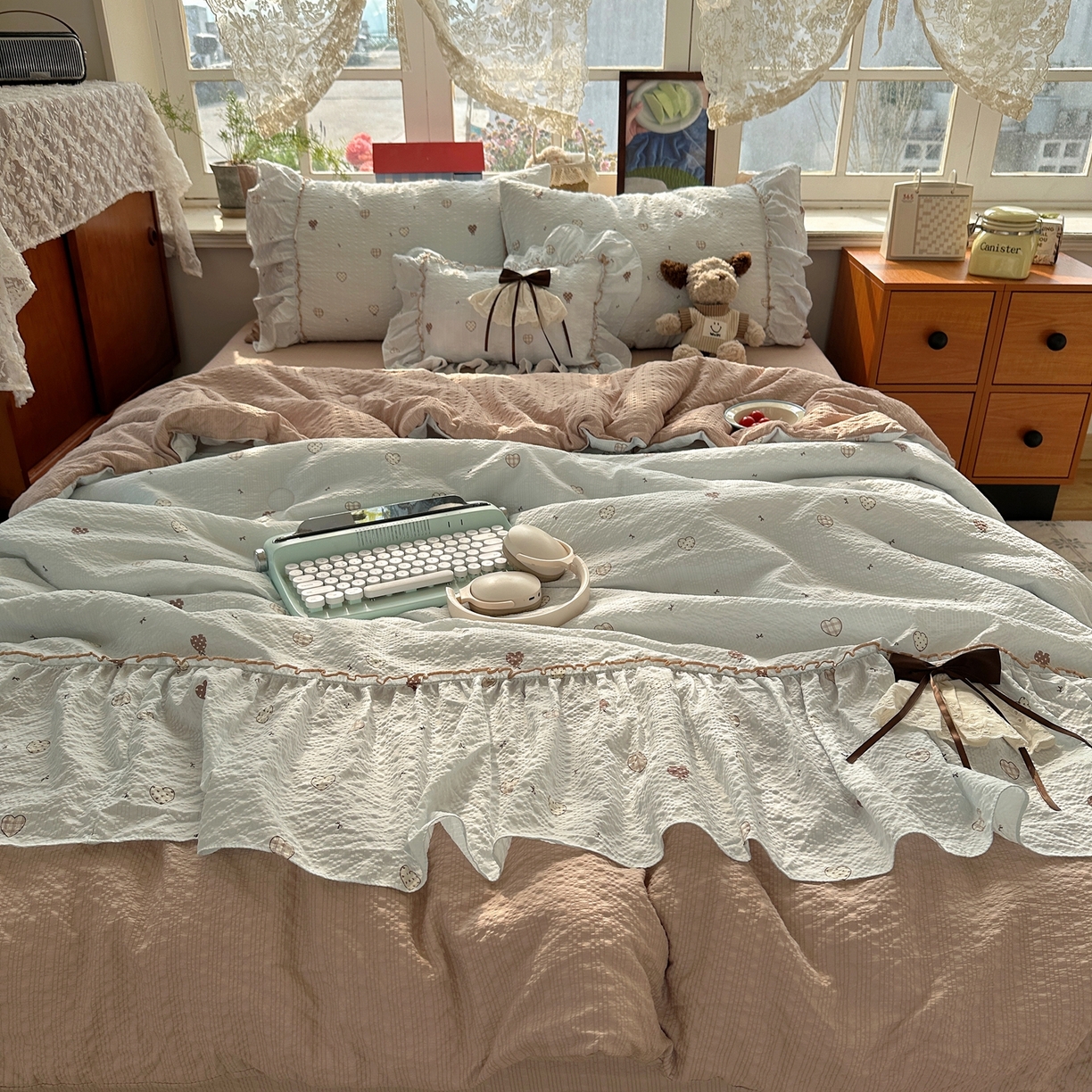 91家纺网 家纺一手货源 找家纺 栩裕纺织 2026新款提花泡芙棉立体花边简约韩系夏被-夏被三件套四件套 软咖漫眠