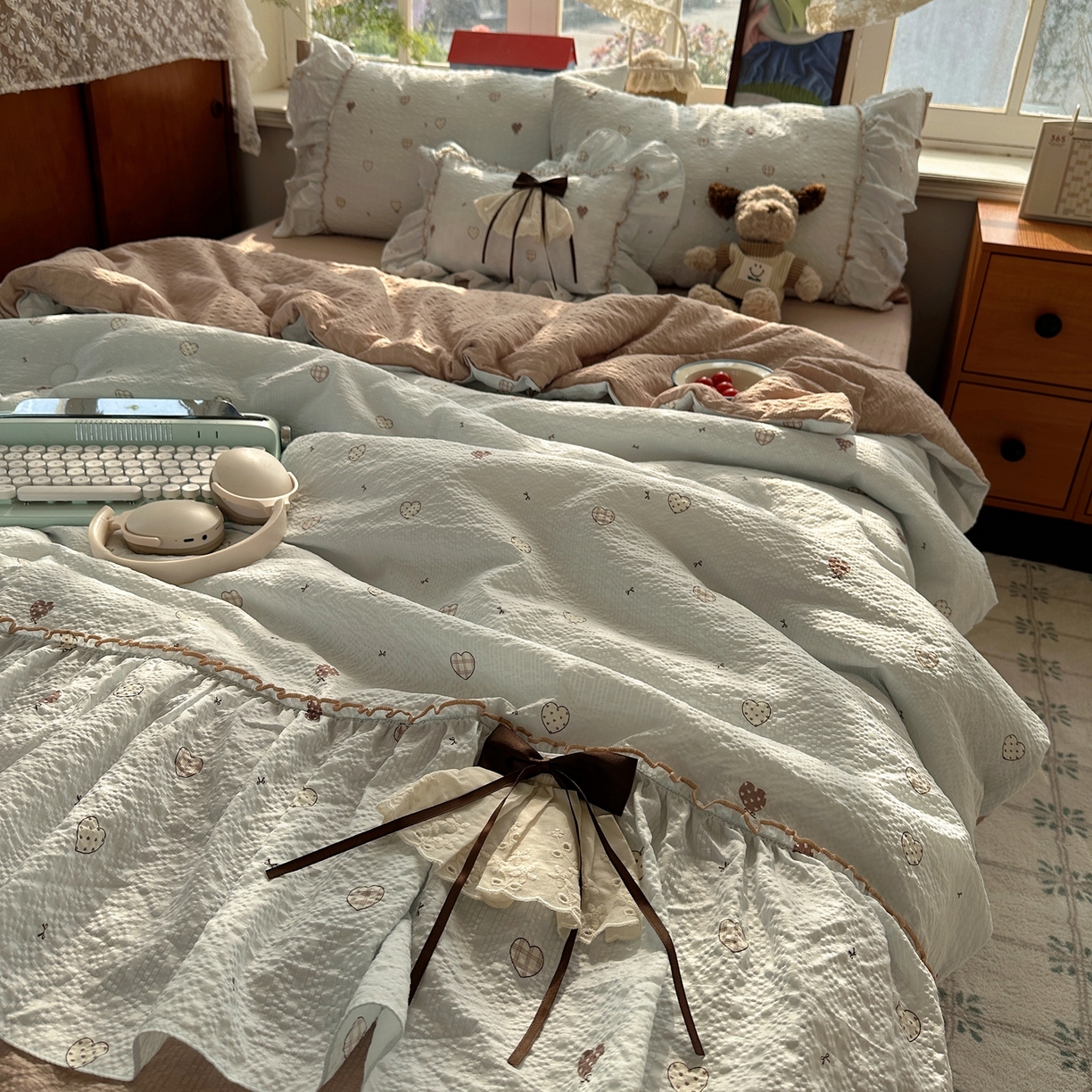 91家纺网 家纺一手货源 找家纺 栩裕纺织 2026新款提花泡芙棉立体花边简约韩系夏被-夏被三件套四件套 软咖漫眠