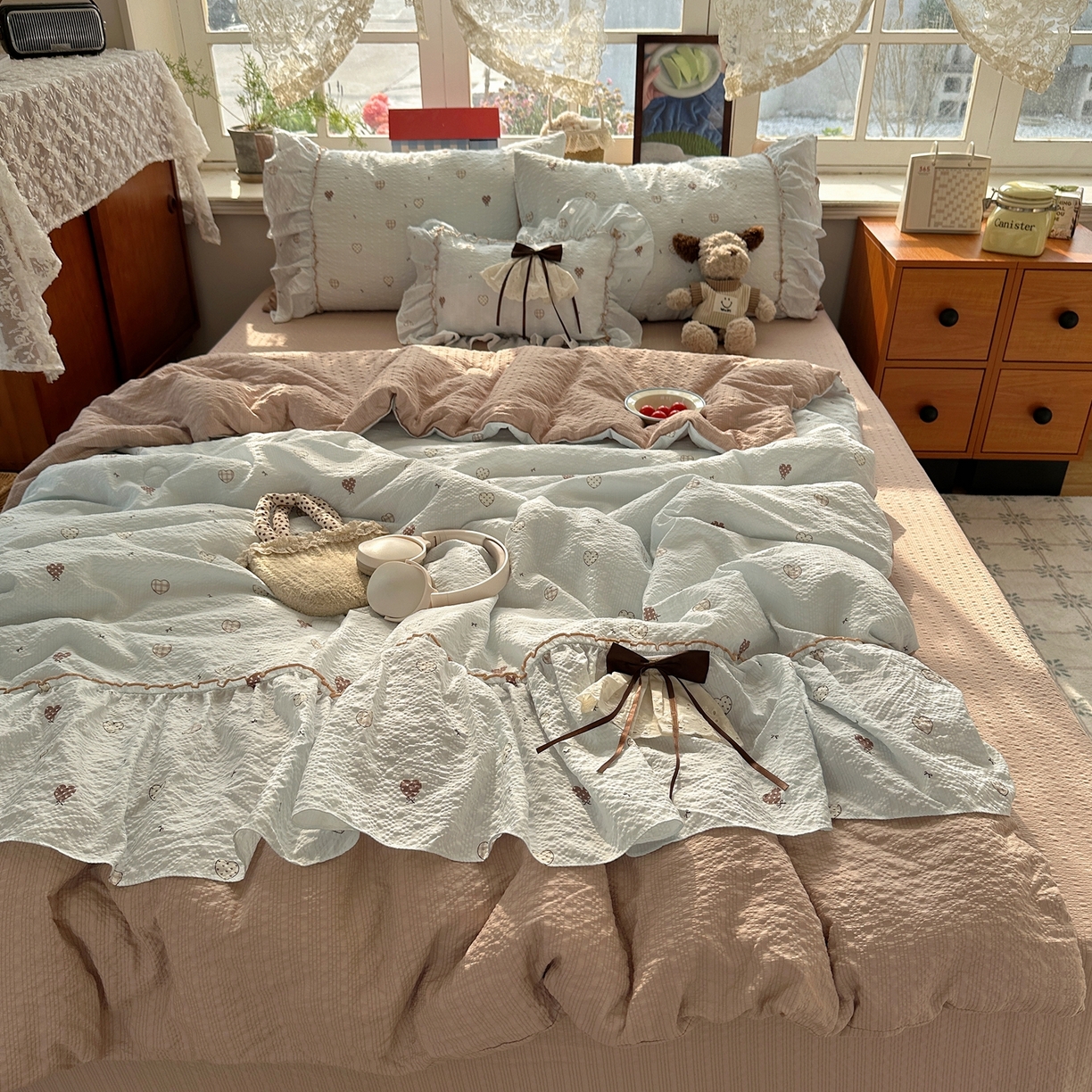 91家纺网 家纺一手货源 找家纺 栩裕纺织 2026新款提花泡芙棉立体花边简约韩系夏被-夏被三件套四件套 软咖漫眠