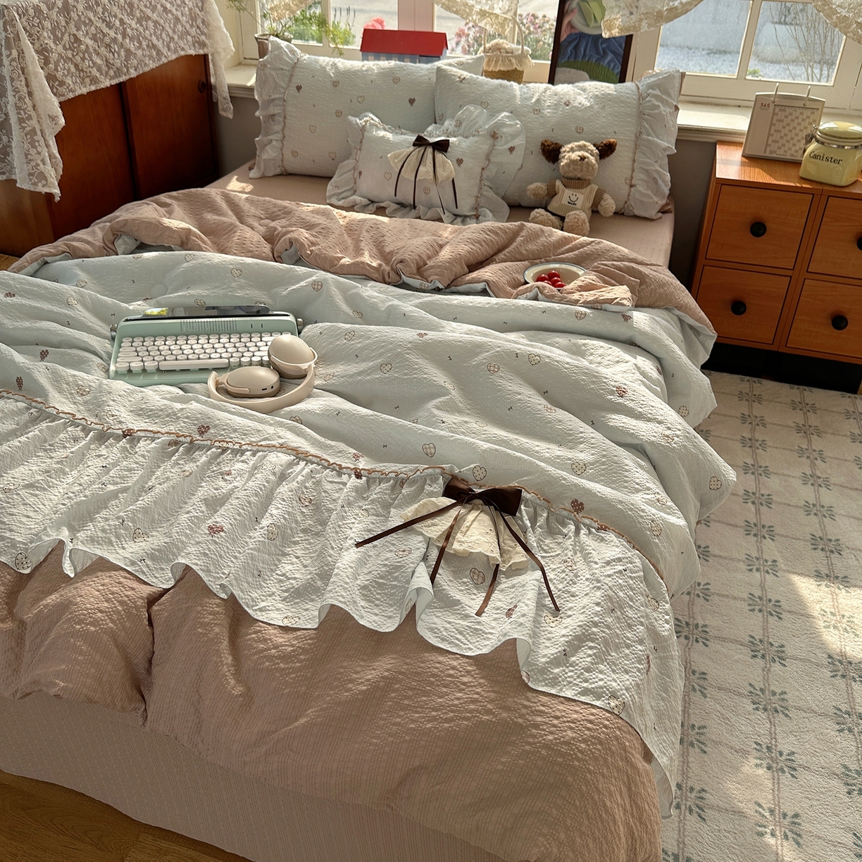 91家纺网 家纺一手货源 找家纺 栩裕纺织 2026新款提花泡芙棉立体花边简约韩系夏被-夏被三件套四件套 软咖漫眠