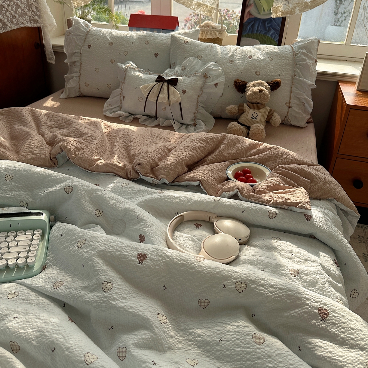 91家纺网 家纺一手货源 找家纺 栩裕纺织 2026新款提花泡芙棉立体花边简约韩系夏被-夏被三件套四件套 软咖漫眠