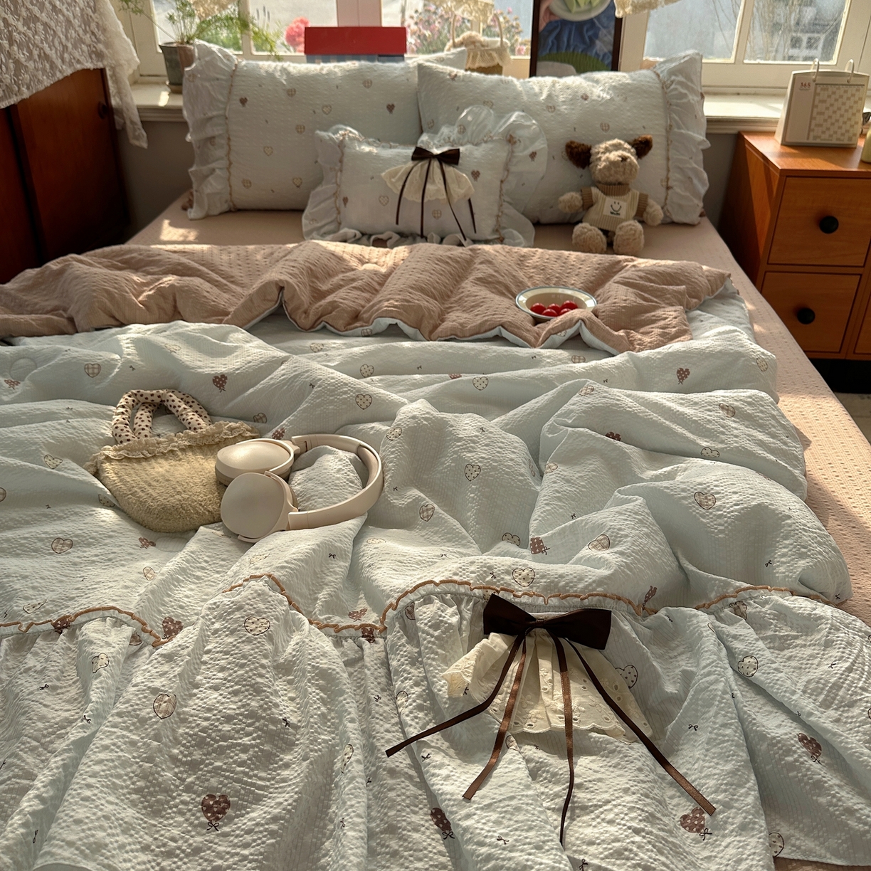 91家纺网 家纺一手货源 找家纺 栩裕纺织 2026新款提花泡芙棉立体花边简约韩系夏被-夏被三件套四件套 软咖漫眠