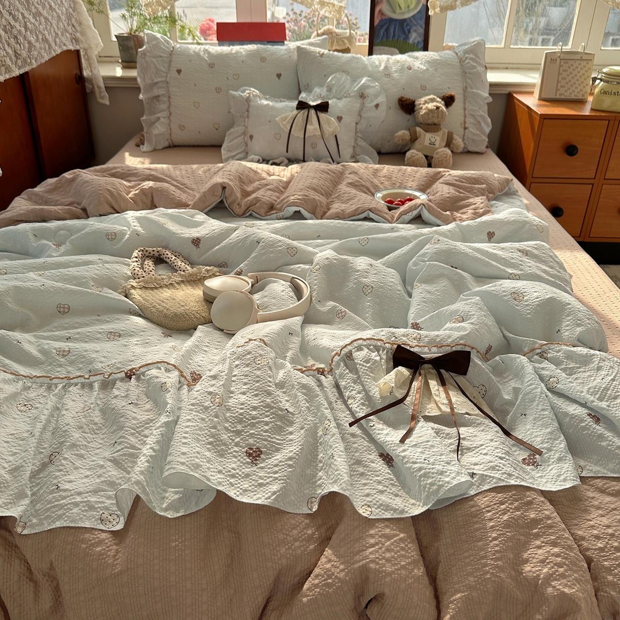 91家纺网 家纺一手货源 找家纺 栩裕纺织 2026新款提花泡芙棉立体花边简约韩系夏被-夏被三件套四件套 软咖漫眠