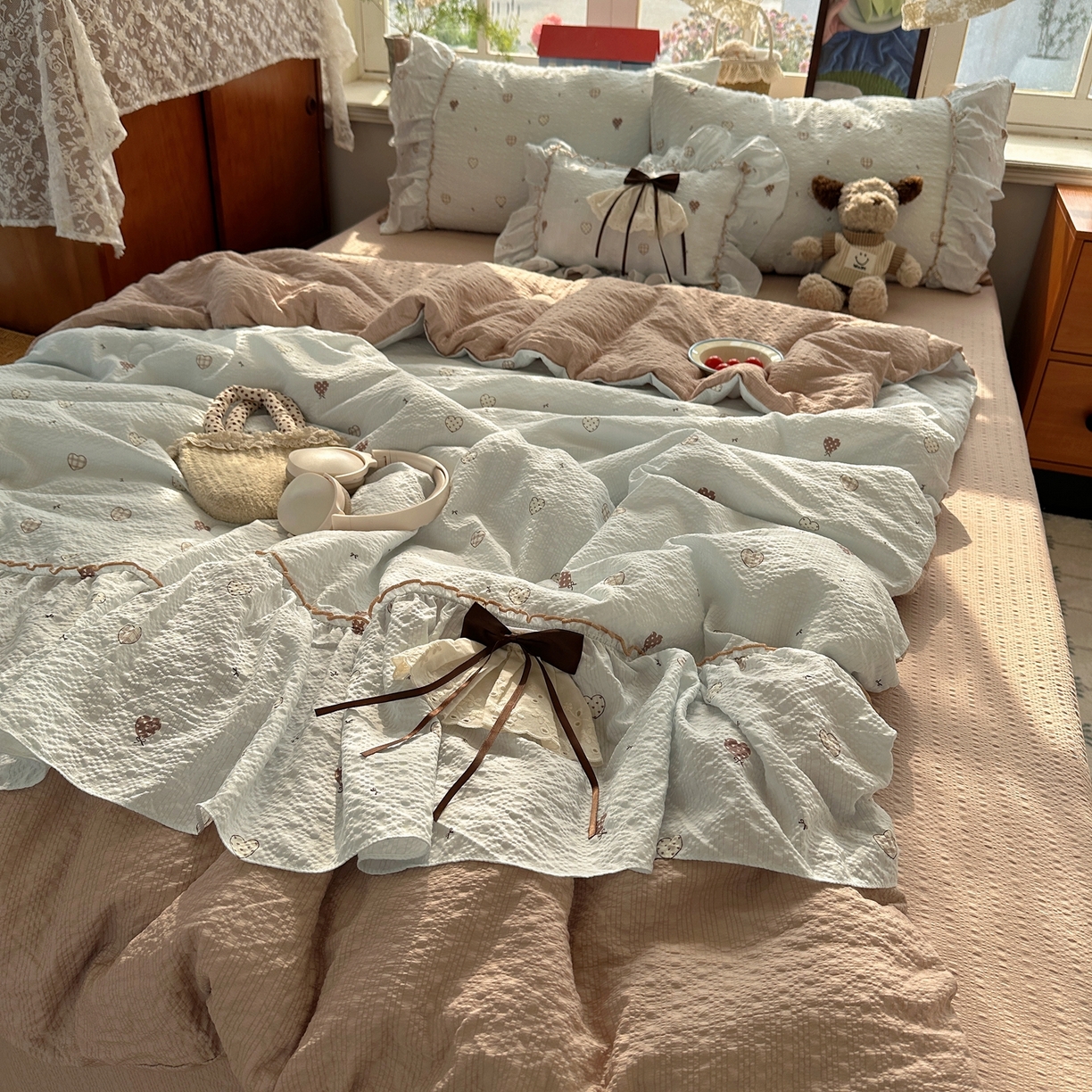 91家纺网 家纺一手货源 找家纺 栩裕纺织 2026新款提花泡芙棉立体花边简约韩系夏被-夏被三件套四件套 软咖漫眠