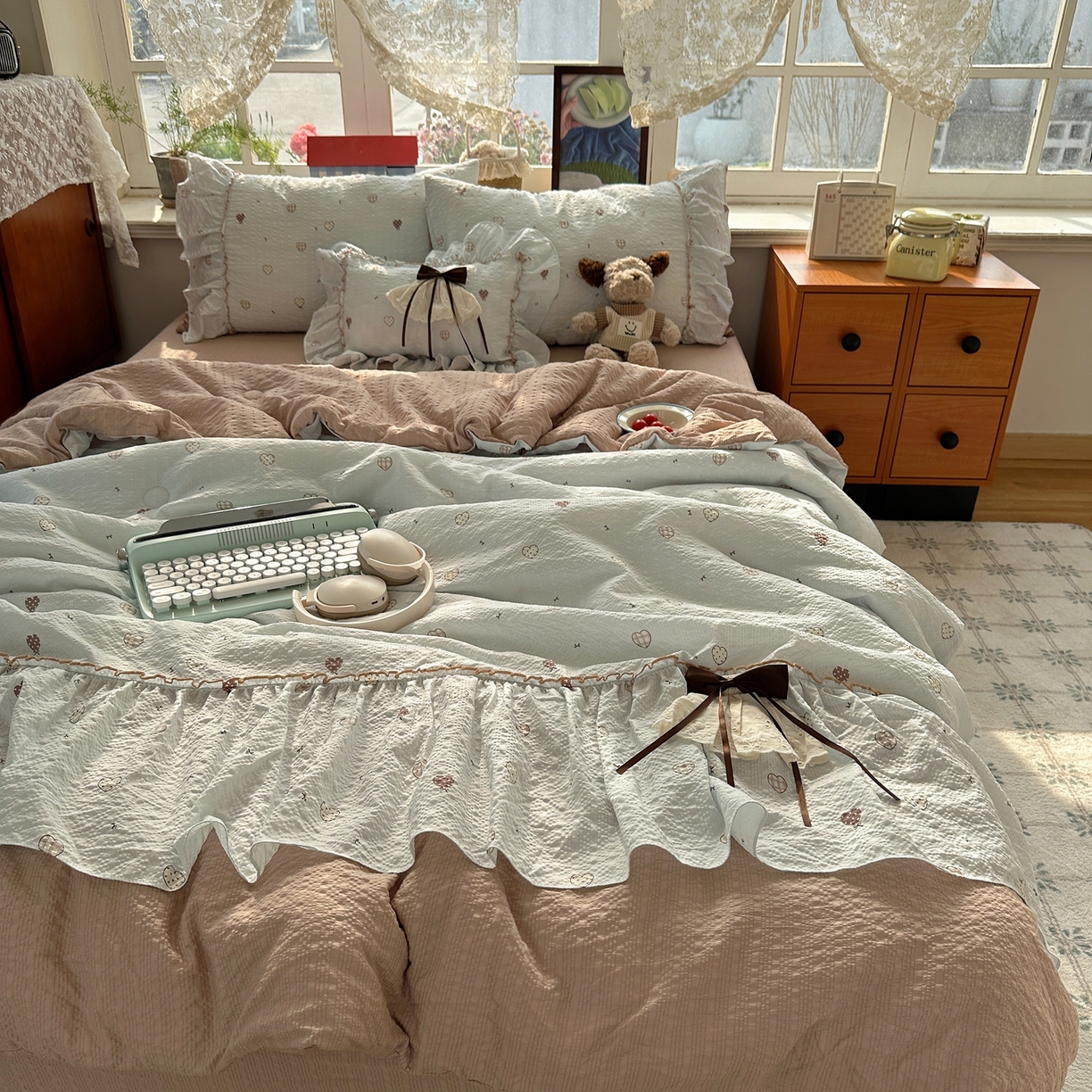 91家纺网 家纺一手货源 找家纺 栩裕纺织 2026新款提花泡芙棉立体花边简约韩系夏被-夏被三件套四件套 软咖漫眠
