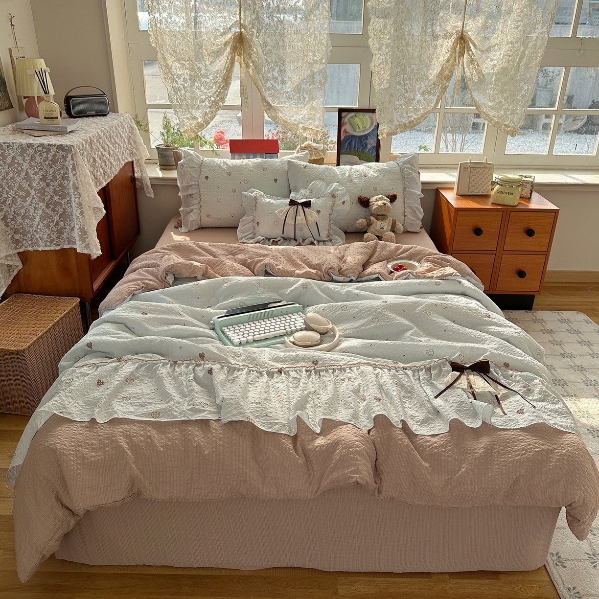 91家纺网 家纺一手货源 找家纺 栩裕纺织 2026新款提花泡芙棉立体花边简约韩系夏被-夏被三件套四件套 软咖漫眠