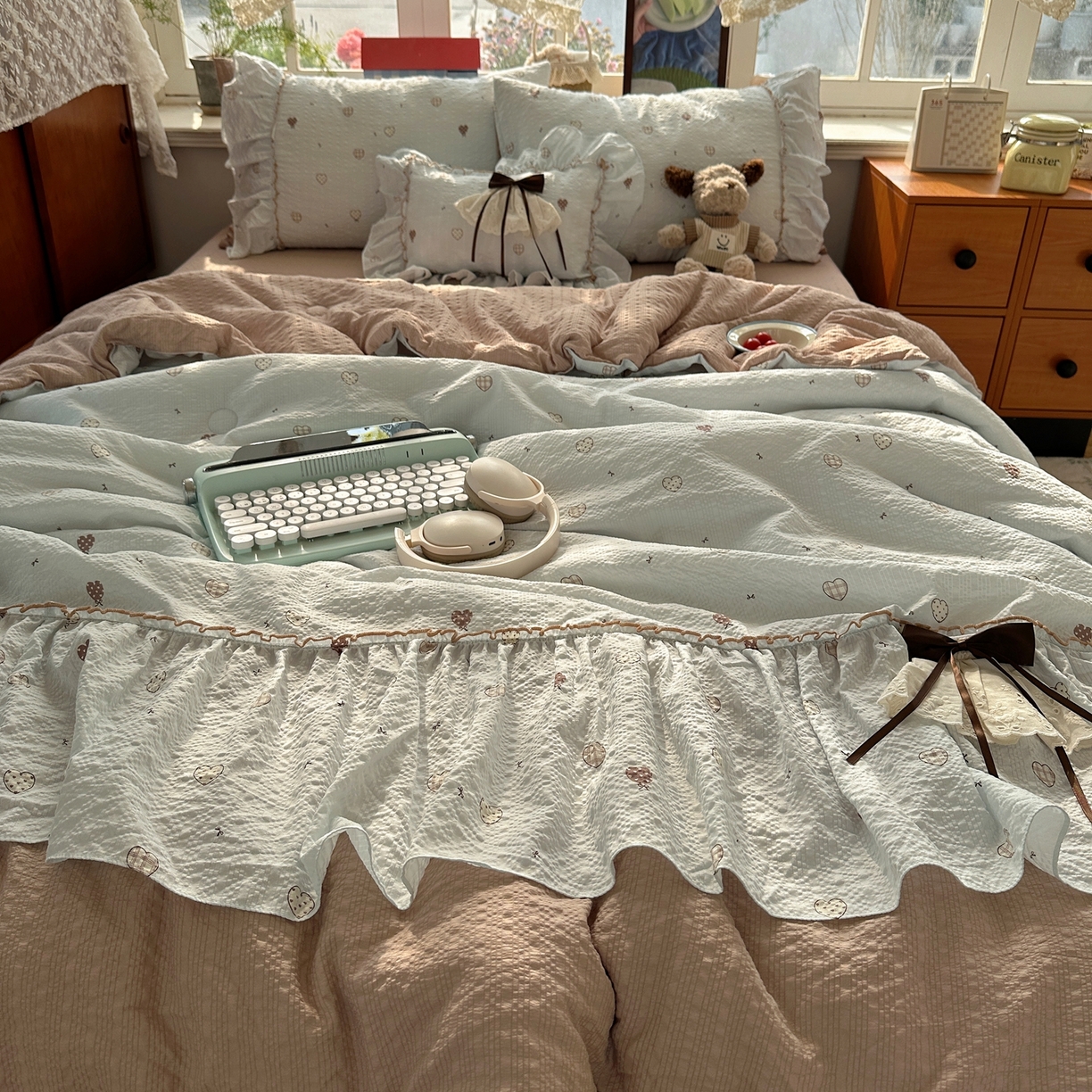 91家纺网 家纺一手货源 找家纺 栩裕纺织 2026新款提花泡芙棉立体花边简约韩系夏被-夏被三件套四件套 软咖漫眠