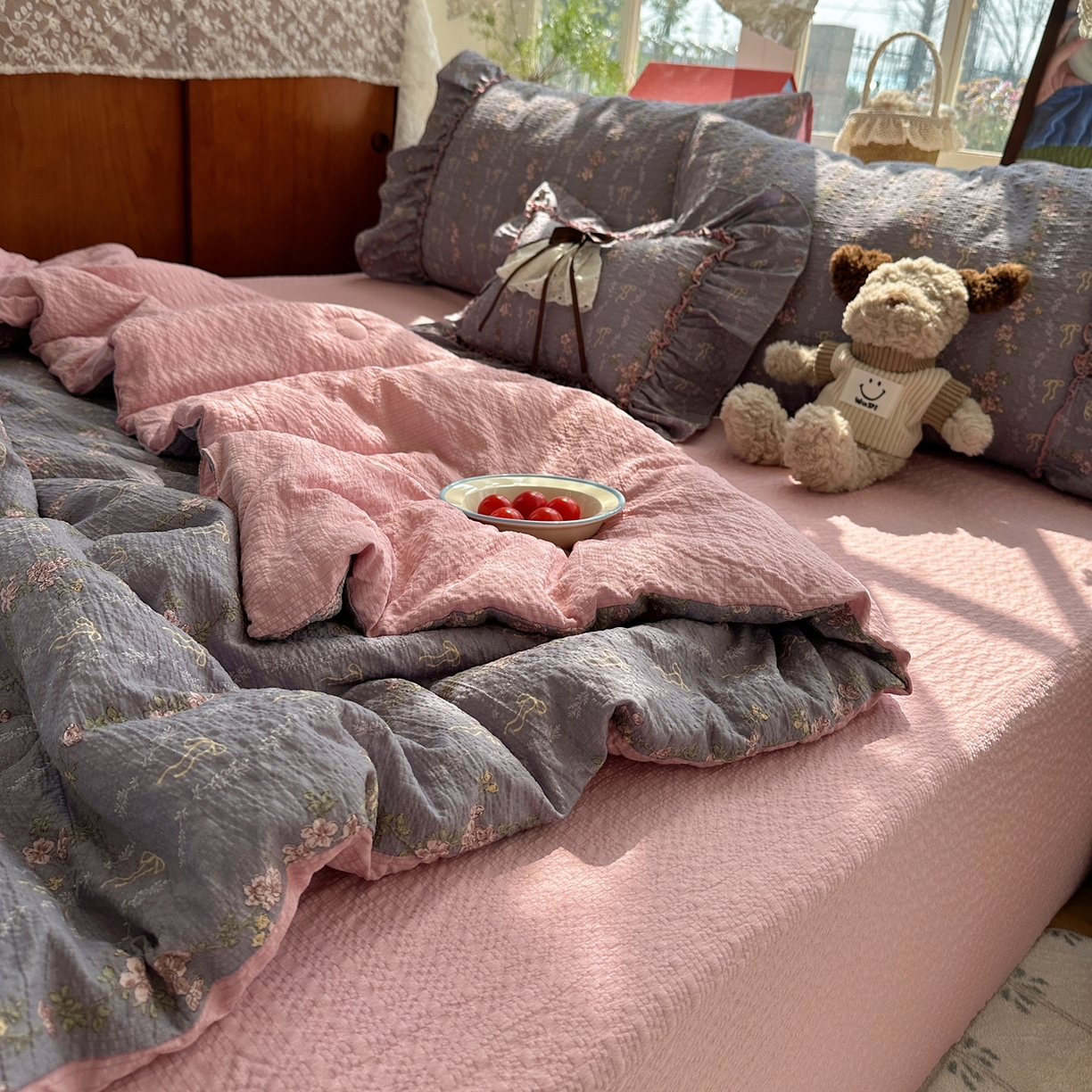 91家纺网 家纺一手货源 找家纺 栩裕纺织 2026新款提花泡芙棉立体花边简约韩系夏被-夏被三件套四件套 烟粉紫韵