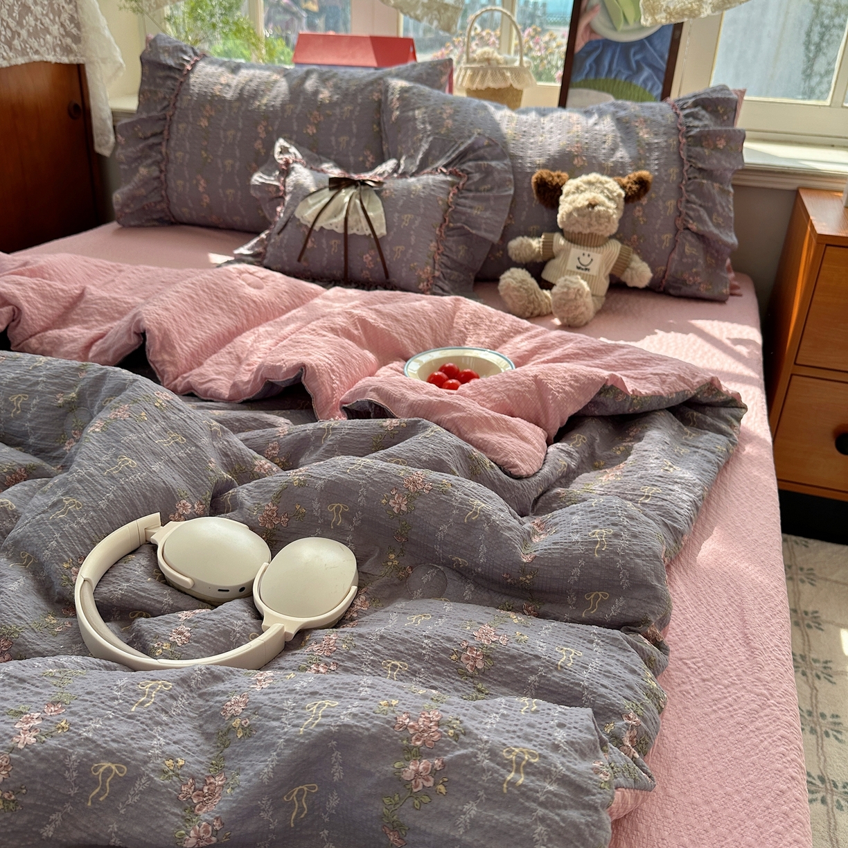 91家纺网 家纺一手货源 找家纺 栩裕纺织 2026新款提花泡芙棉立体花边简约韩系夏被-夏被三件套四件套 烟粉紫韵